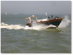 Afbeelding met water, boot, buiten, vaartuig

Automatisch gegenereerde beschrijving